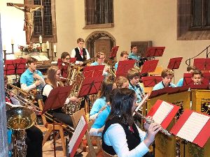 Gefühlvoll abgestimmt eröffnete die Jugendkapelle das Festliche Konzert in der Stadtkirche. Foto: Stocker Foto: Schwarzwälder-Bote