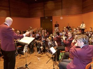 Die 45 Musiker der Blasmusik und Trachtenkapelle gaben ihr ersten Unterhaltungskonzert in diesem Jahr. Foto: Schmid Foto: Schwarzwälder Bote