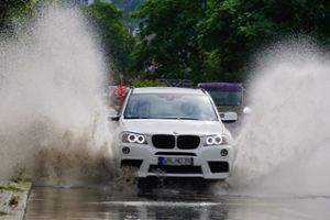 Starkregen setzte vielerorts in Baden-Württemberg Straßen unter Wasser. Foto: dpa