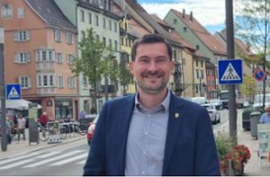 Daniel Karrais in Rottweil – der 33-jährige FDP-Landtagsabgeordnete hört sich in seinem Büro in der Hochbrücktorstraße regelmäßig die Sorgen und Nöte der Bürger an. Foto: Otto