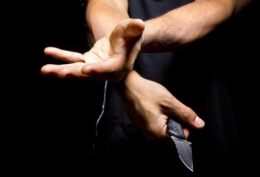 Mit einem Messer bedroht ein Unbekannter am Sonntagabend einen Angestellten und will Geld. (Symbolbild) Foto: shutterstock/Rommel Canlas