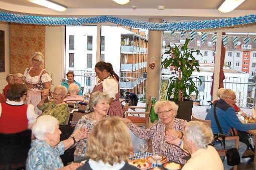 O’zapft is hieß es im   Seniorenzentrum im Welvert in Villingen, als alle   zusammen   ein  Oktoberfest feierten.   Foto: de Riese Foto: Schwarzwälder-Bote