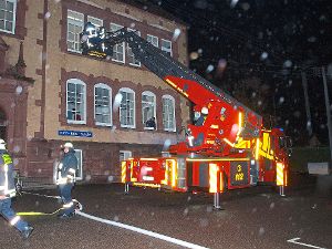 Aus den oberen Stockwerken an der Fünf-Täler-Schule Calmbach erfolgte die Personenrettung über die Drehleiter der Feuerwehrabteilung Wildbad.  Foto: Ziegelbauer