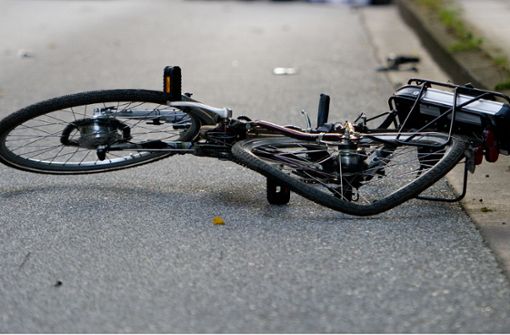 Nachdem sie ihre Mütze festhalten wollte, stürzte die Radfahrerin zu Boden. (Symbolfoto) Foto: dpa