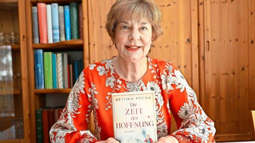 Bettina Pecha aus Schwenningen schrieb mit „Die Zeit der Hoffnung“ den zweiten Teil einer Wirtschaftswunder-Trilogie, der in allen Buchhandlungen der Stadt  zu erhalten ist. Foto: Birgit Heinig