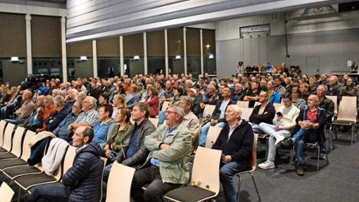 Viele Zuhörer fanden zur Bürgerinformationsveranstaltung den Weg in die Vöhringer Tonauhalle. Foto: Fahrland