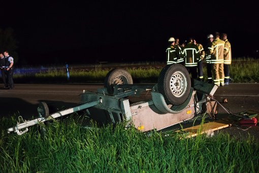 Eine 19-jährige Autofahrerin fuhr in Dettingen unter Teck auf den Hänger eines Traktors auf. Fünf Jugendliche wurden aus dem Anhänger geschleudert. Foto: www.7aktuell.de | Oskar Eyb