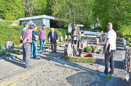 Auf dem Friedhof sprachen die Ortschaftsräte über die Gestaltung der Freiflächen abgelaufener Grabstellen.   Foto: Eule Foto: Schwarzwälder-Bote