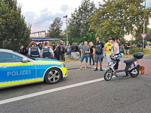 Die Polizei zeigt beim Bang-Your-Head-Festival schon vor dem Eingang deutlich Präsenz.  Foto: Engelhardt