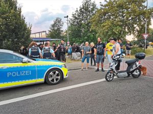 Die Polizei zeigt beim Bang-Your-Head-Festival schon vor dem Eingang deutlich Präsenz.  Foto: Engelhardt