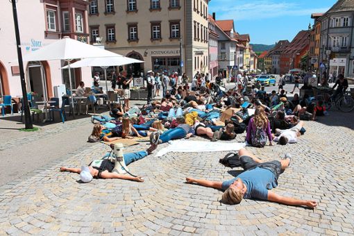 Die Fridays for Future-Aktivisten legen sich in der Fußgängerzone auf den Boden. Das sorgt für Aufsehen.   Foto: Alt