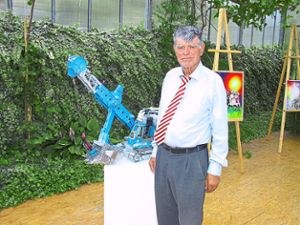 Roland Kappel   stellt seine Arbeiten im Rosen- und Skulpturengarten   aus und zeigt Bilder und selbst erbaute Kräne.  Foto: May Foto: Schwarzwälder Bote
