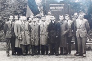 Eine Lauterbacher Delegation vor der Kolpingsstatue Köln im Mai 1959. Foto: Schwarzwälder Bote