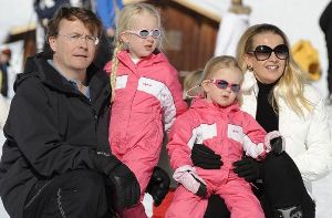 Skifahren ist seine Leidenschaft: Prinz Friso mit seiner Frau Prinzessin Mabel und den beiden Töchtern Luana (links) und Zaria. Foto: AP