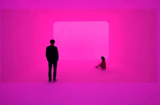 Wie auf Wolke 7:  Im „Ganzfeld Apani“ von James Turrell verflüchtigen sich die Konturen des Raums. Man wird von farbigem Licht umspült. Foto: Florian Holzherr
