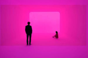 Wie auf Wolke 7:  Im „Ganzfeld Apani“ von James Turrell verflüchtigen sich die Konturen des Raums. Man wird von farbigem Licht umspült. Foto: Florian Holzherr