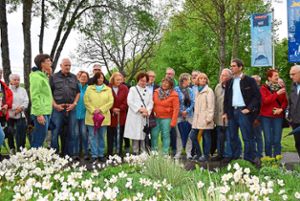 Schirmherrin des Projektes Bad Dürrheim blüht auf, Gerlinde Kretschmann (in der Mitte mit weißem Mantel), erfreute sich an der Blütenpracht in der Salinenstraße. Foto: Kaletta Foto: Schwarzwälder Bote