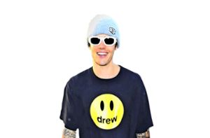 Justin Bieber mit T-Shirt seiner eigenen Modelinie. Foto: picture alliance/AP Images