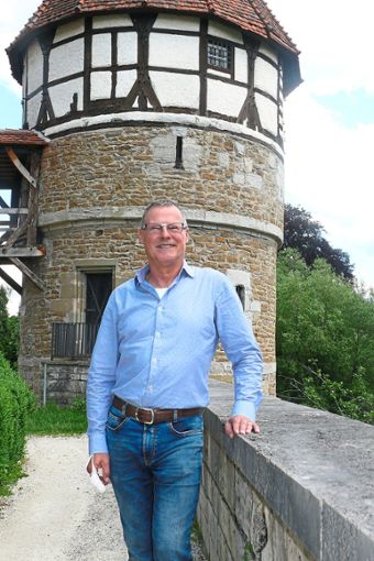Walter Zanker steht vor dem Wasserturm. Denn Balingen war  sein Lebensmittelpunkt  und wird es auch bleiben.   Foto: Hauser Foto: Schwarzwälder Bote