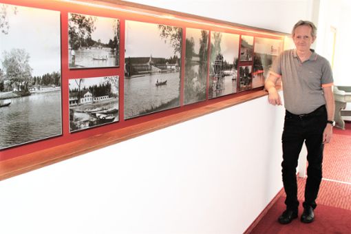 Rainer Nobs, Inhaber des Hotels Salinensee, hat eine Bildergalerie mit historischen Aufnahmen rund um das Gebäude. Für ihn stellt sich die Frage der Nachfolge, aus der Familie will das Unternehmen keiner übernehmen. Foto: Preuß Foto: Schwarzwälder Bote