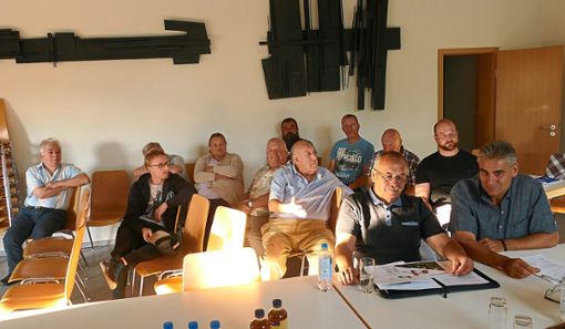 Aufmerksam verfolgen die Bürger die Diskussionen der Bezirksbeiräte Mühlhausen zu aktuellen Themen.  Foto: Bombardi Foto: Schwarzwälder Bote