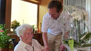 Calws Oberbürgermeister Ralf Eggert brachte Anna Grossmann unter anderem eine Orchidee mit.  Foto: Stöß Foto: Schwarzwälder-Bote