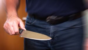 Der Mann soll vier Männer mit einem Messer verletzt haben. (Symbolbild) Foto: IMAGO/Bihlmayerfotografie/IMAGO/Michael Bihlmayer