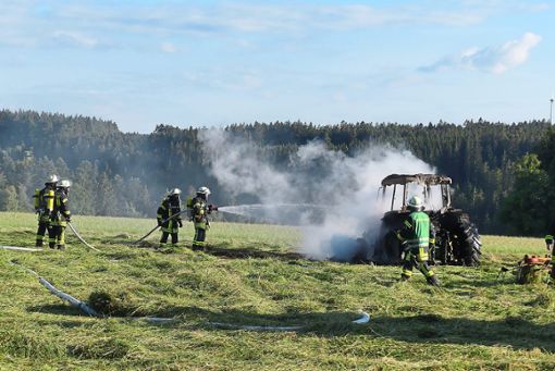 Auf der Höhe über dem Eichbach geriet ein größerer Traktor beim Heuwenden in Brand. Foto: sb
