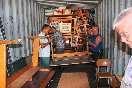 Den größten Laderaum im Matadi-Container nahmen die Schulmöbel in Anspruch, die bis zur Eröffnung am Mittwoch in den Klassenzimmern stehen sollten.  Foto: Feinler Foto: Schwarzwälder-Bote
