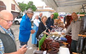 Der Naturparkmarkt in Simmersfeld bot den Besuchern Gelegenheit, mit Erzeugern saisonaler und regionaler Produkte ins Gespräch zu kommen.  Foto: Stadler Foto: Schwarzwälder Bote
