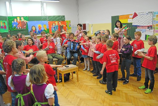 Die Dorfrocker singen mit den Mühlheimer Grundschülern das Dorfkind-Lied. Foto: Bernhard