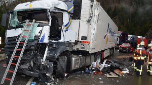 Lkw gerät in Gegenverkehr: Drei Schwerverletzte bei Unfall auf B 31