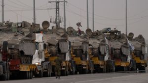 Israelische Panzer auf dem Weg zur Grenze: Israel hält eine Offensive in Rafah für unumgänglich, um die dort verbliebenen Bataillone der Hamas zu zerschlagen. Foto: Leo Correa/AP/dpa