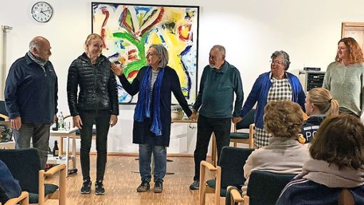 Gabriele Schneider, Seniorenbeauftragte Oberndorf (Dritte von links), mit den Schauspielern der Theatergruppe Linde 13 aus Oberndorf. Foto: Renate Sum