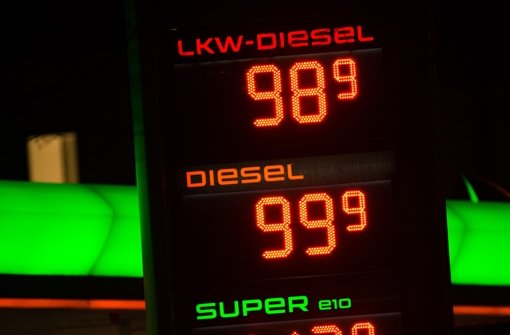 Beim Diesel kommt die 1-Euro-Marke an den Tankstellen langsam wieder in Sicht. Foto: dpa