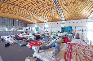 Wegen fehlender Unterkünfte haben die Behörden jetzt ein Notquartier für bis zu 500 Asylbewerber in einer Karlsruher Messehalle eingerichtet. (Symbolfoto) Foto: dpa