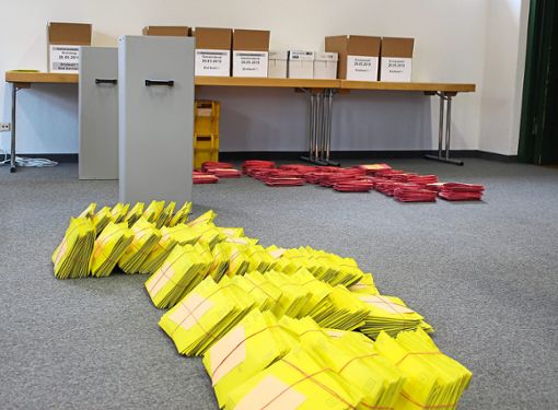 Sie liegen bereit, um geprüft und ausgezählt zu werden: Die abgegebenen Stimmzettel der Briefwahl. Foto: Strohmeier Foto: Schwarzwälder Bote