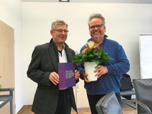 Wolfgang Sartorius (rechts) ehrte Wolfgang Günther (links) für 25 Jahre Mitarbeit.  Foto: Erlacher Höhe Foto: Schwarzwälder Bote