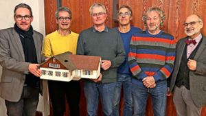 Christian Meyer (von links), Thomas Hommel, Helmut Vollmer, Andreas Locher, Gerhard Knosp und Martin Schwendemann zeigen ein  Modell des Fehrenbacherhofs. Foto: Störr