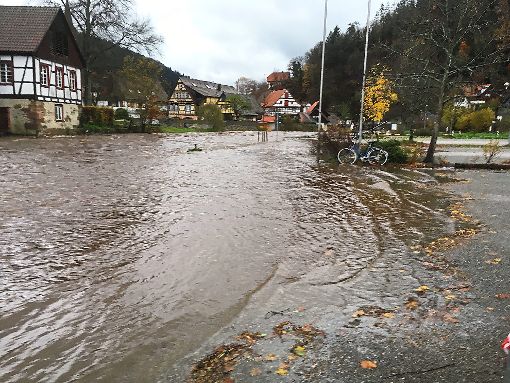 Am Parkplatz Lehwiese in Schiltach schwappte die Kinzig leicht über das Ufer. Foto: (sw)