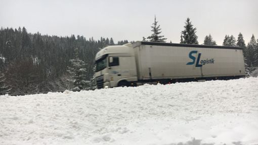 Zumindest am Dienstagnachmittag kamen die meisten Lastwagen trotz Schneemassen wieder gut voran. Foto: Schwark