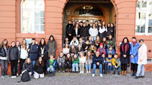 22 Schüler aus Estaires sind  in Triberg zu Gast – so besuchen sie das Rathaus mit ihren Lehrerinnen und  Gastgebern. Foto: Hans-Jürgen Kommert