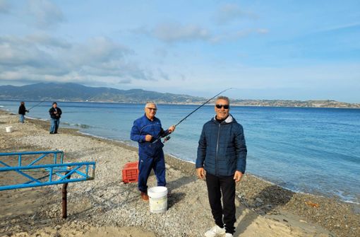 Die Rentner in Cannitello – Rocco Sottilaro (links) und Ignazio Scopelliti –  befürworten das Brückenprojekt. Foto: Dominik Straub
