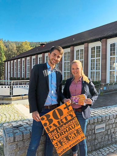 Tourismus-Direktorin Kerstin Weiss und Raphael Koch, zuständig für Marketing und Veranstaltungen, freuen sich auf die Ü30-Party. Foto: Stadt Foto: Schwarzwälder-Bote