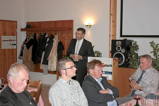 Daniel Caspary (stehend) und  Thomas Blenke (rechts) nahmen zu aktuellen politischen Themen Stellung. Foto: Tröger Foto: Schwarzwälder-Bote