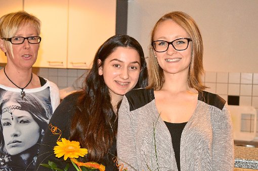 Stephanie Sauter (links) ehrte Lara  Danelutti   und Vanessa Metzger (rechts). Foto: Bantle Foto: Schwarzwälder-Bote