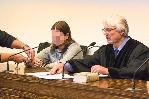 Der Angeklagte (links) vor Gericht. Foto: Salzer-Deckert