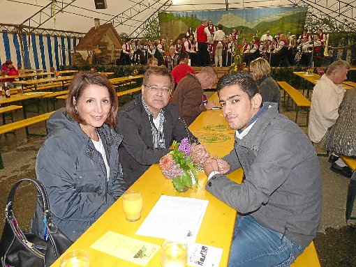 Bilkay Öney, Ministerin für Integration, (von links) hat Pfarrer Wolfgang Kolodzy und Sahwan Nader besucht.  Foto: Jehle