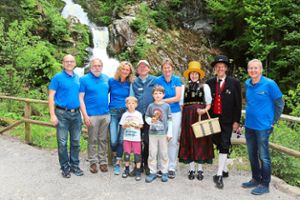 Über eine gelungene Fotoaktion am Triberger Wasserfall freut sich das rotarische Team samt Trachtenträgern.  Foto: Rotary-Club Foto: Schwarzwälder Bote