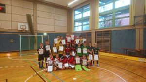 Die U13-Radballer präsentieren nach dem Finale der  Bodensee-Meisterschaft ihre Urkunden.  Foto: Schultheiss Foto: Schwarzwälder-Bote